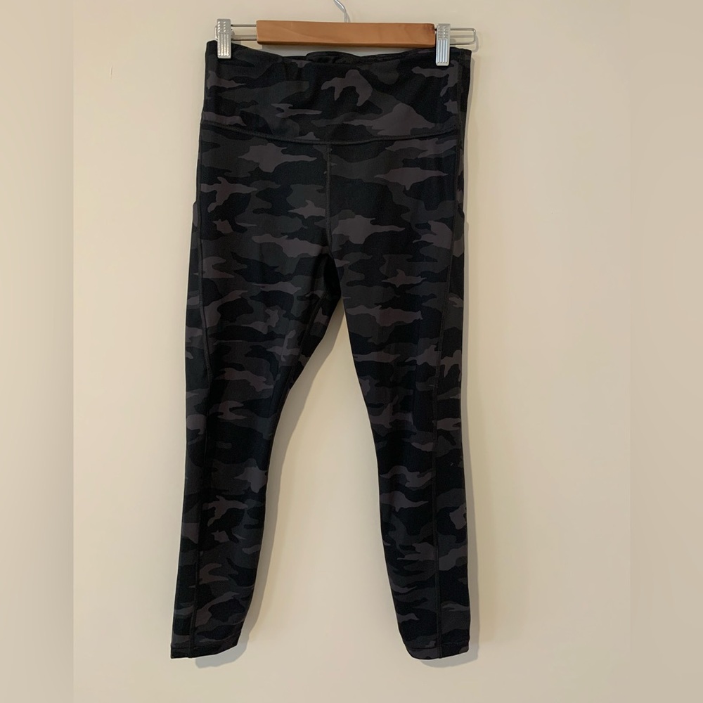 Athleta Ultimate Camo 7/8 tights